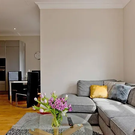 F7 Large 2bed Kensington Apartment *