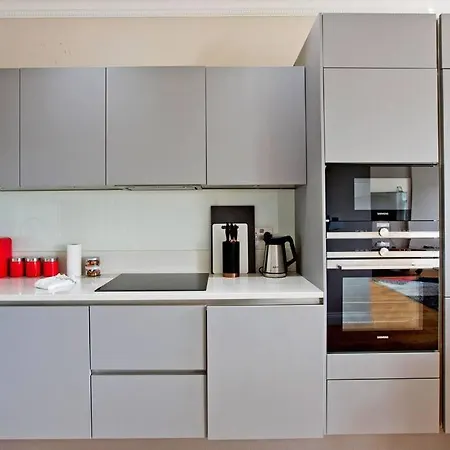 F7 Large 2bed Kensington *