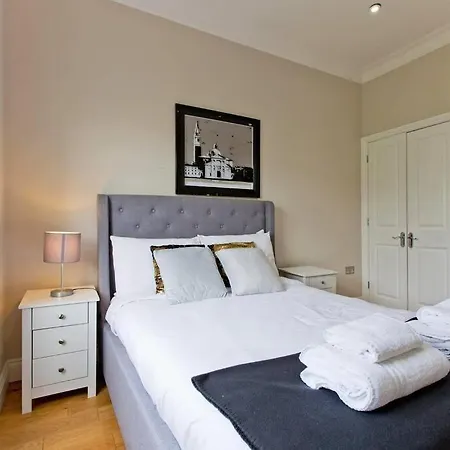 F7 Large 2bed Kensington Apartment *