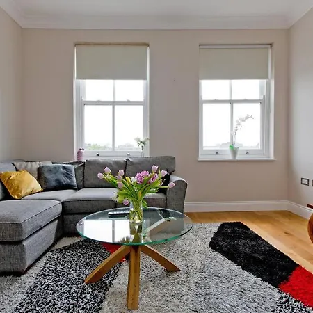 F7 Large 2bed Kensington Apartment