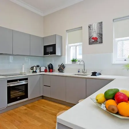 F3 Bright And Cheerful Studio Apartment London