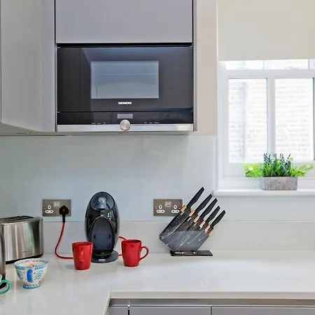 F3 Bright And Cheerful Studio * London