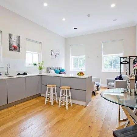 F3 Bright And Cheerful Studio Apartment