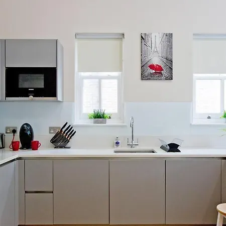 F3 Bright And Cheerful Studio * London