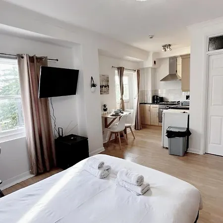 Chelsea 2 People Balcony Location *