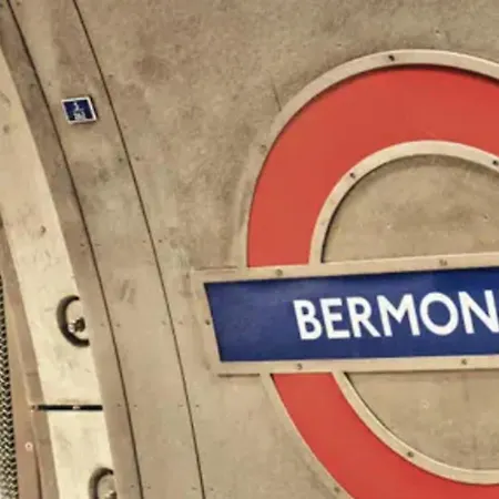 Bermondsey 4 People In The Center * London