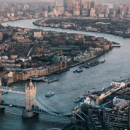 Bermondsey 4 People In The Center * London