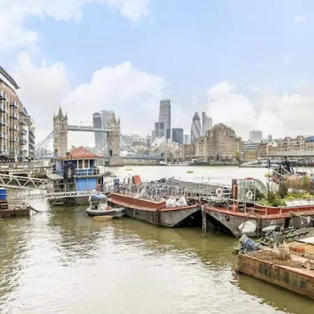 Bermondsey 3 People Peaceful * London