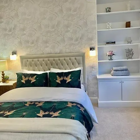 Flat In The Heart Of Holland Park London
