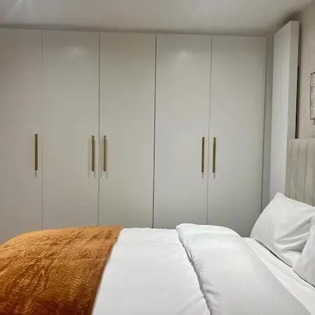 New Flat In Holland Park Apartment