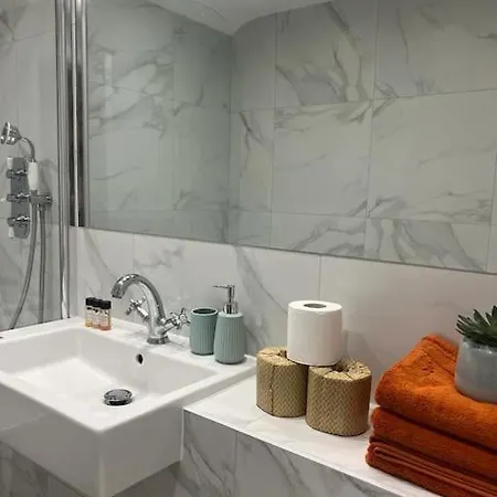 New Flat In Holland Park Apartment