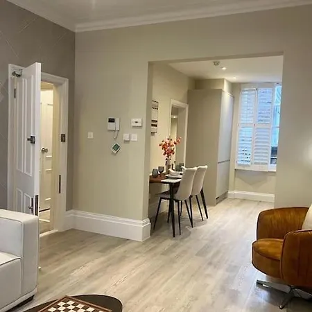 New Flat In Holland Park *
