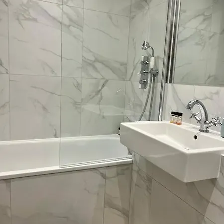 Apartment New Flat In Holland Park *