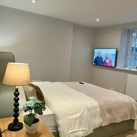 Apartment New Flat In Holland Park London