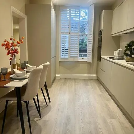 New Flat In Holland Park Apartment *