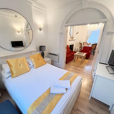 The Hyde Park Suites
