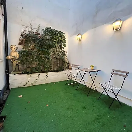 The Hyde Park Terrace Apartment *