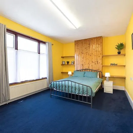 Barking Road Comfy House London