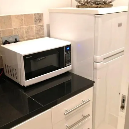 Alluring 2-bed, 2-bath Flat On High Street Kensington, Near Kensington Palace Apartamento