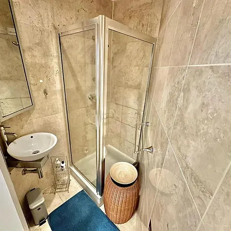 Alluring 2-bed, 2-bath Flat On High Street Kensington, Near Kensington Palace Apartamento *