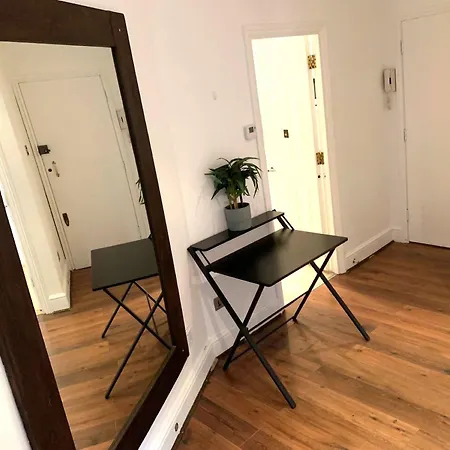 Alluring 2-bed, 2-bath Flat On High Street Kensington, Near Kensington Palace Londres