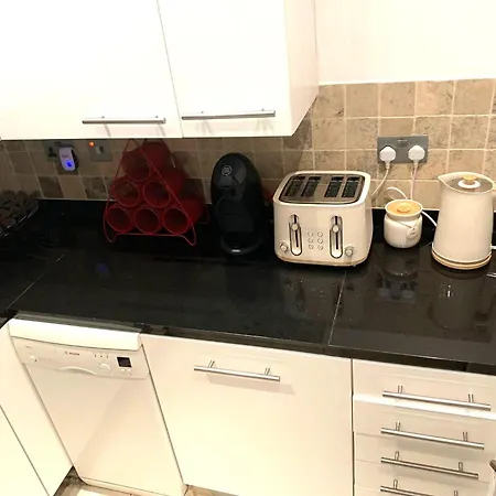 Alluring 2-bed, 2-bath Flat On High Street Kensington, Near Kensington Palace * Londres