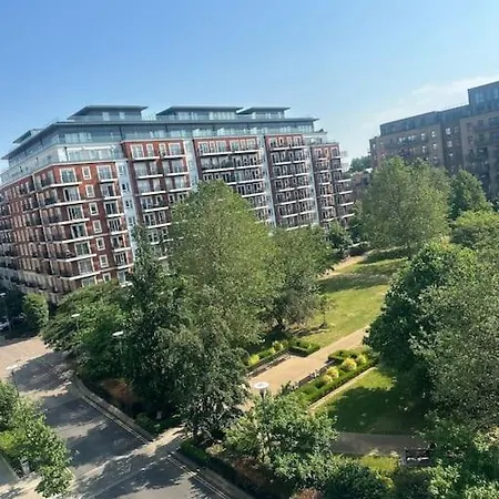 Stylish Colindale With Balcony Apartment *