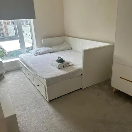 Stylish Colindale With Balcony * Edgware
