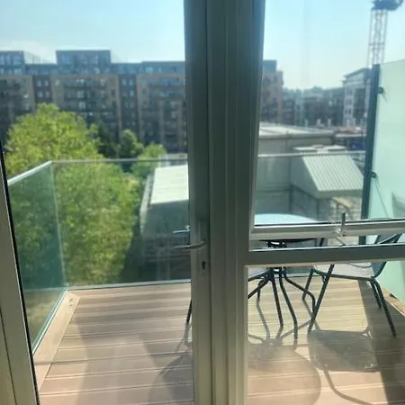 Stylish Colindale With Balcony *