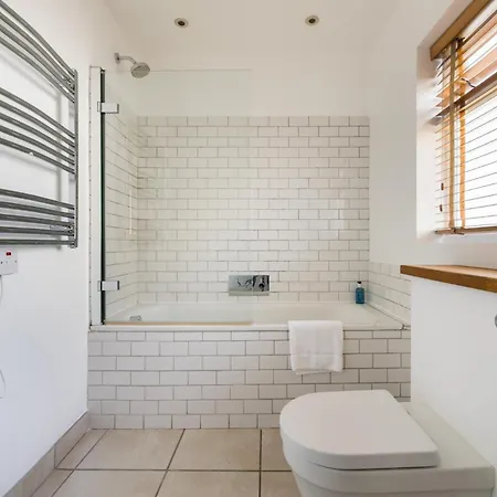 Is Yours - 2 Bedroom In Kensington London