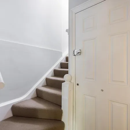 Is Yours - 2 Bedroom In Kensington London