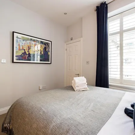 Is Yours - 2 Bedroom In Kensington Apartment