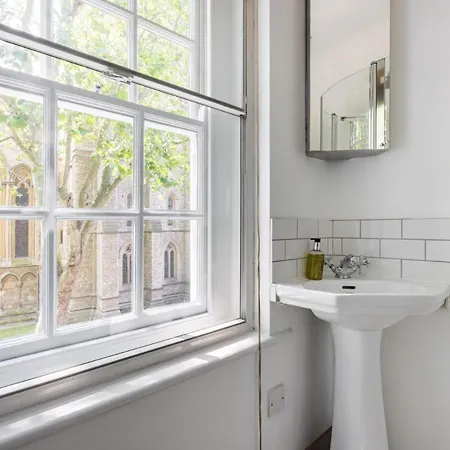 Is Yours - 2 Bedroom In Kensington Apartment