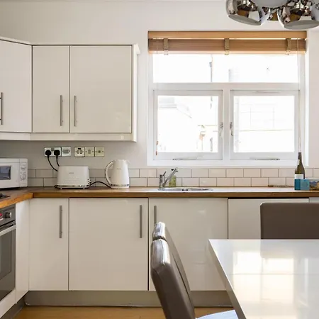 Is Yours - 2 Bedroom In Kensington Apartment