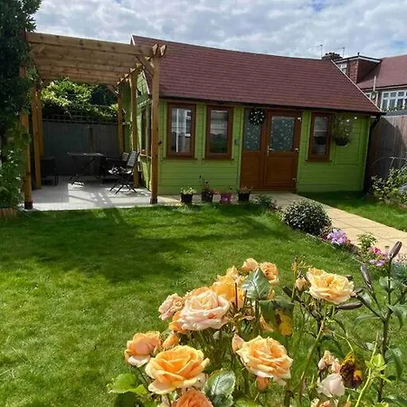 Guest house Charming Private Enfield