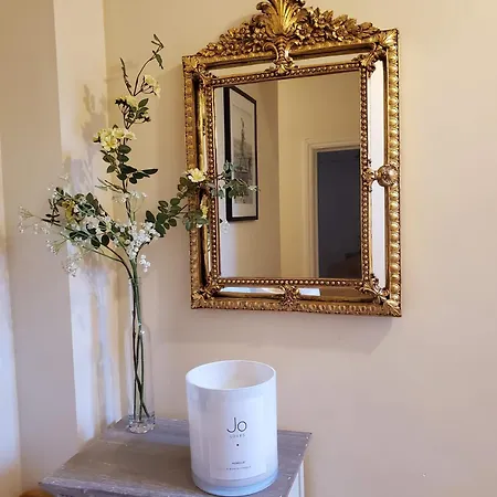 Apartment Spacious Refurbished Flat With A Garden Near Tube, Train, Thames And The Center