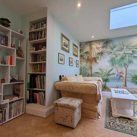 Spacious Refurbished Flat With A Garden Near Tube, Train, Thames And The Center Appartamento