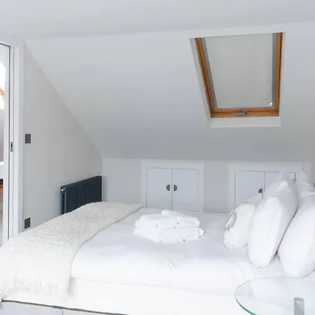 Fulham Light 2 Bedroom * London