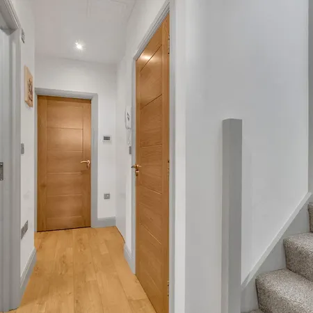 Apartment Homely - West Putney