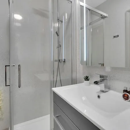Homely - West Putney London