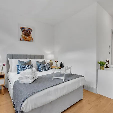 Homely - West Putney * London