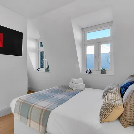Homely - West Putney Apartment *