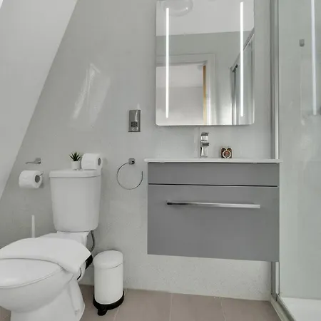 Apartment Homely - West Putney