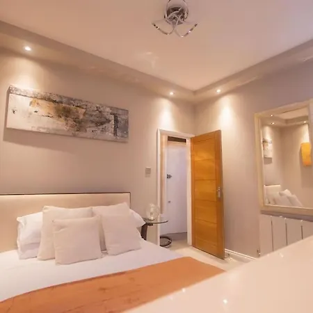 Oikoshomes Three Bedroom Flat In Apartment *