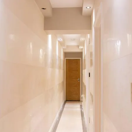 Oikoshomes Three Bedroom Flat In * London