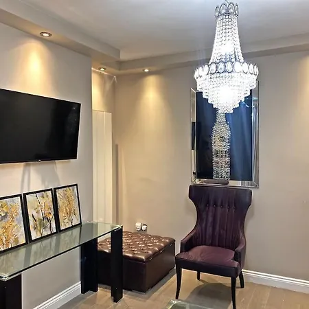 Oikoshomes Three Bedroom Flat In * London