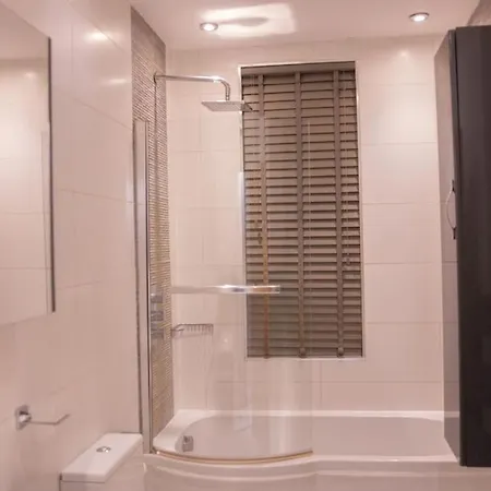 Oikoshomes Three Bedroom Flat In Apartment London