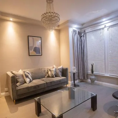 Apartment Oikoshomes Three Bedroom Flat In London