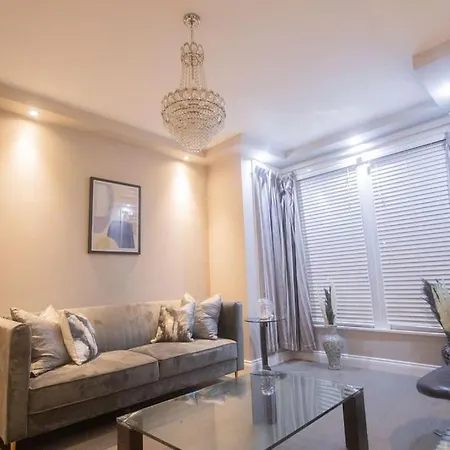 Oikoshomes Three Bedroom Flat In * London