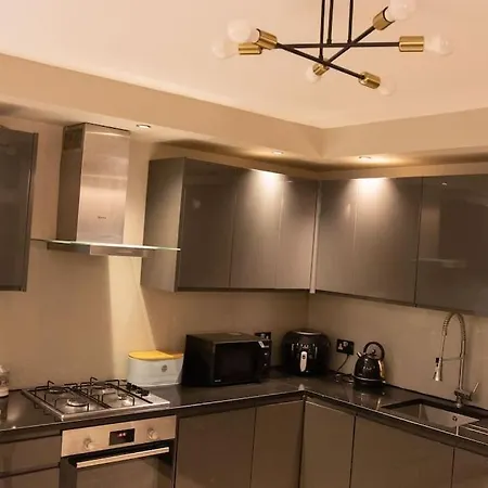 Oikoshomes Three Bedroom Flat In Apartment *